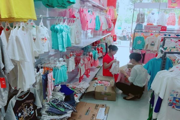 mua sắm quần áo trẻ em